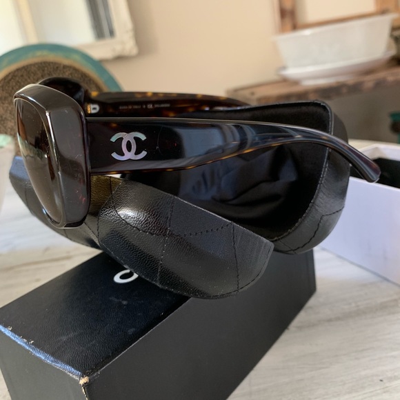 💫CHANEL POLARIZED SUN GLASSES😎💛 - Picture 9 of 10